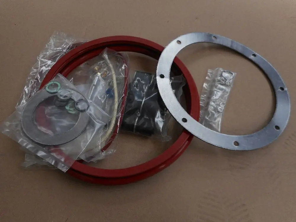 Reparationssatz bestehend aus verschiedenen Dichtungen und Metallelementen, verpackt in Plastik, für Anwendungen von Remeha.
